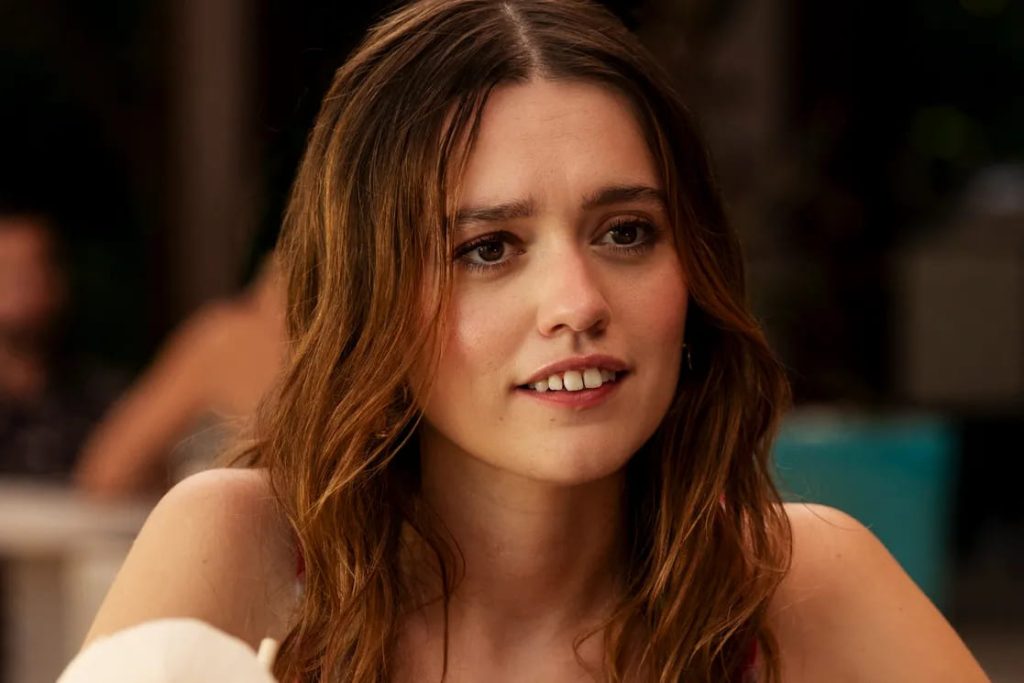 Aimee Lou Wood celebra aparência natural e conquista fãs em ‘The White Lotus’