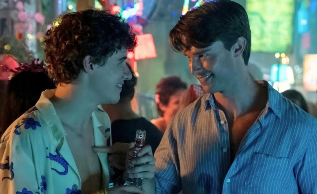 Beijo gay entre irmãos na série ‘The White Lotus’ gera debate polêmico
